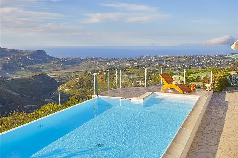 2 bedroom villa with pool, Castellammare del Golfo, sleeps 4