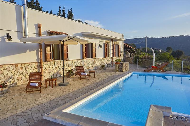 2 bedroom villa with pool, Castellammare del Golfo, sleeps 4