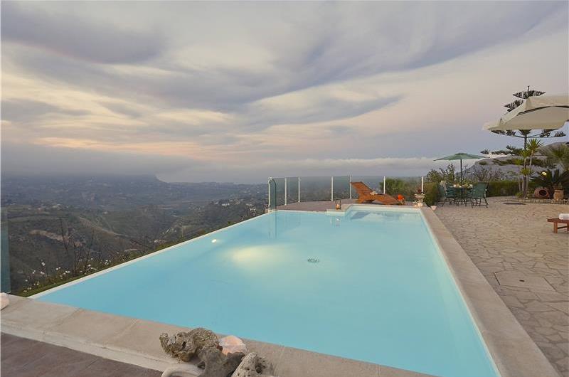 2 bedroom villa with pool, Castellammare del Golfo, sleeps 4