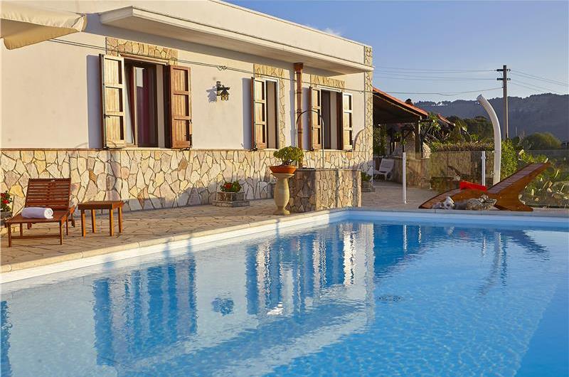 2 bedroom villa with pool, Castellammare del Golfo, sleeps 4