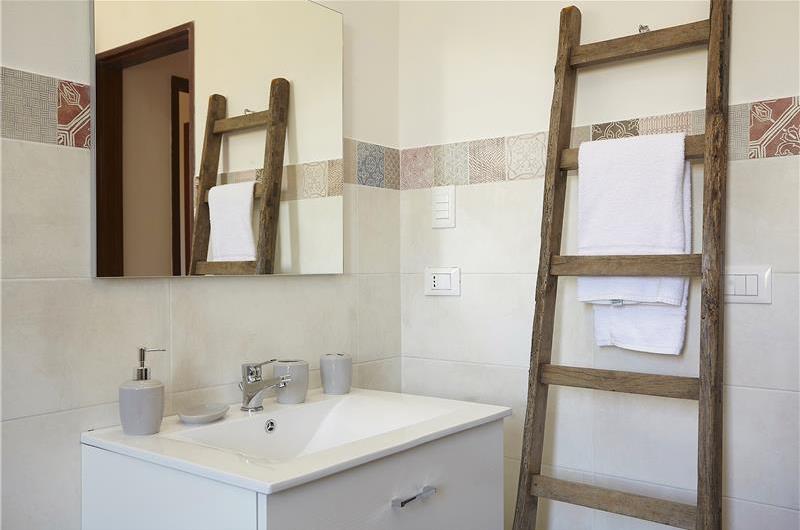 2 bedroom villa with pool, Castellammare del Golfo, sleeps 4