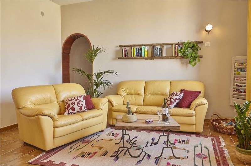 2 bedroom villa with pool, Castellammare del Golfo, sleeps 4