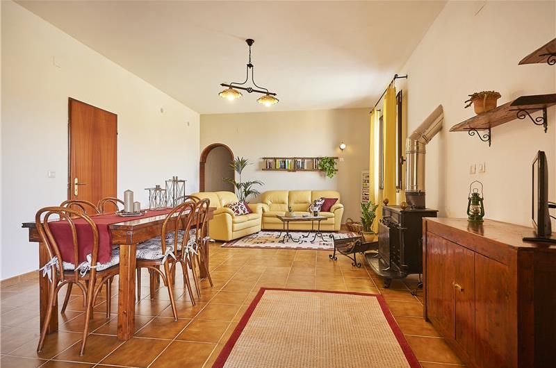 2 bedroom villa with pool, Castellammare del Golfo, sleeps 4