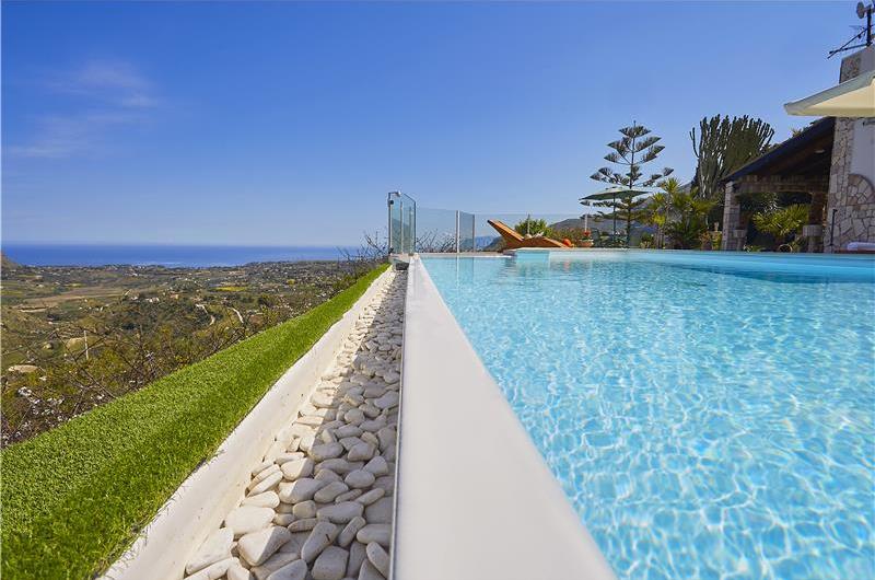 2 bedroom villa with pool, Castellammare del Golfo, sleeps 4