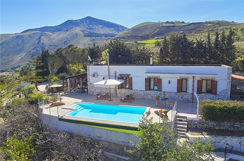 2 bedroom villa with pool, Castellammare del Golfo, sleeps 4