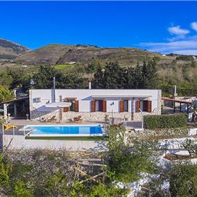2 bedroom villa with pool, Castellammare del Golfo, sleeps 4