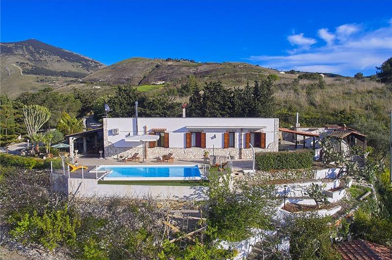 2 bedroom villa with pool, Castellammare del Golfo, sleeps 4