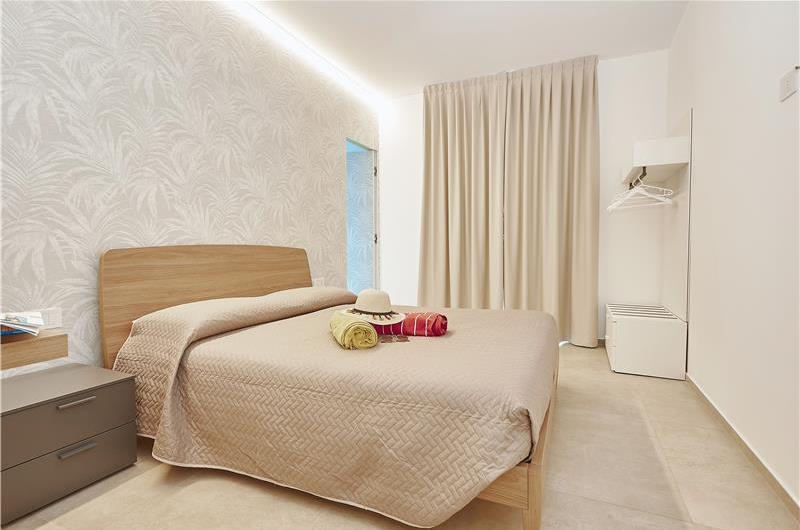 3 bedroom villa with infinity pool, jacuzzi & sauna, Castellammare del Golfo, sleeps 6