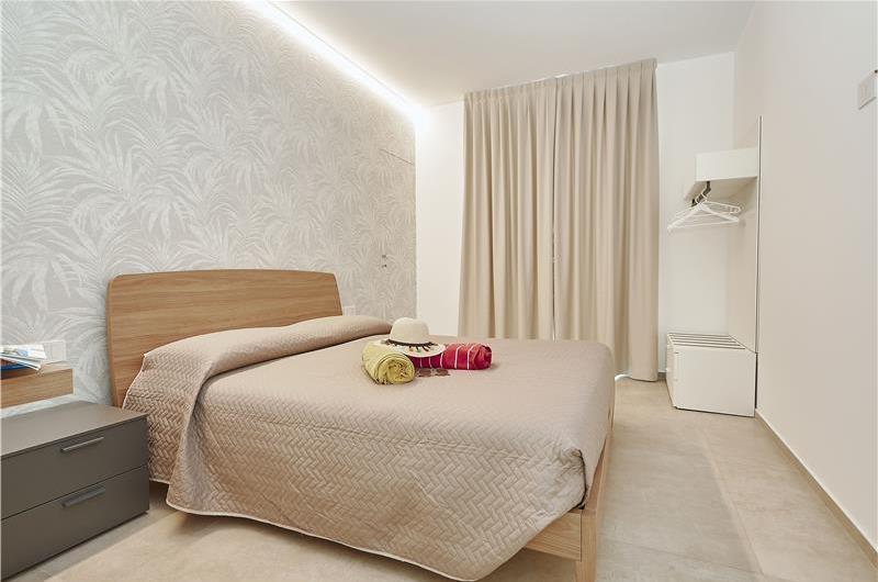 3 bedroom villa with infinity pool, jacuzzi & sauna, Castellammare del Golfo, sleeps 6