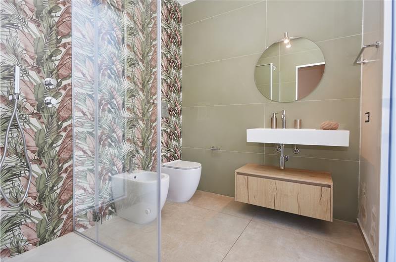 3 bedroom villa with infinity pool, jacuzzi & sauna, Castellammare del Golfo, sleeps 6