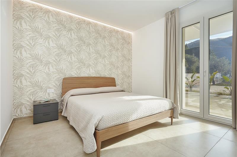 3 bedroom villa with infinity pool, jacuzzi & sauna, Castellammare del Golfo, sleeps 6