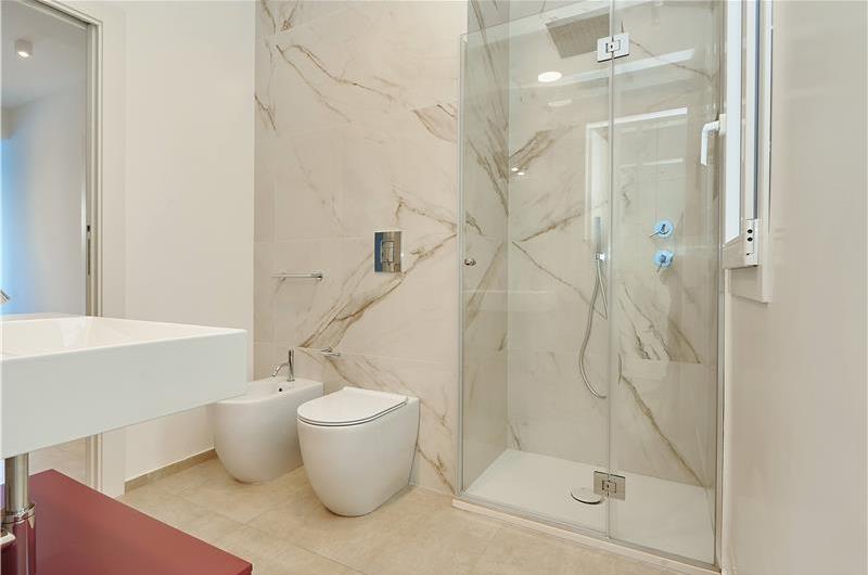 3 bedroom villa with infinity pool, jacuzzi & sauna, Castellammare del Golfo, sleeps 6