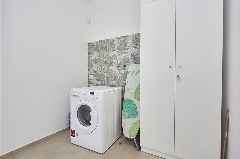 3 bedroom villa with infinity pool, jacuzzi & sauna, Castellammare del Golfo, sleeps 6