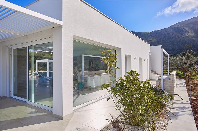 3 bedroom villa with infinity pool, jacuzzi & sauna, Castellammare del Golfo, sleeps 6