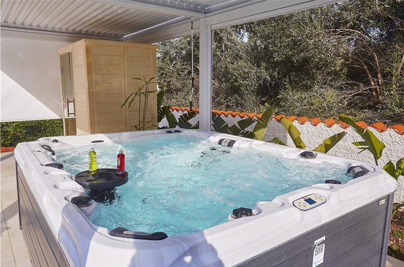 3 bedroom villa with infinity pool, jacuzzi & sauna, Castellammare del Golfo, sleeps 6