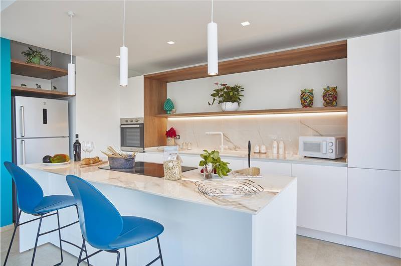 3 bedroom villa with infinity pool, jacuzzi & sauna, Castellammare del Golfo, sleeps 6