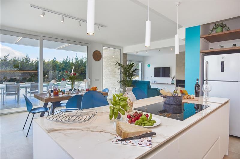 3 bedroom villa with infinity pool, jacuzzi & sauna, Castellammare del Golfo, sleeps 6