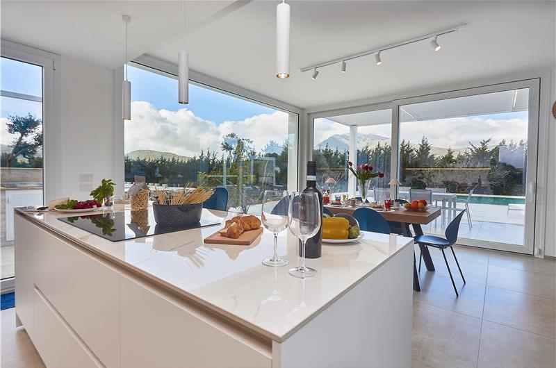 3 bedroom villa with infinity pool, jacuzzi & sauna, Castellammare del Golfo, sleeps 6