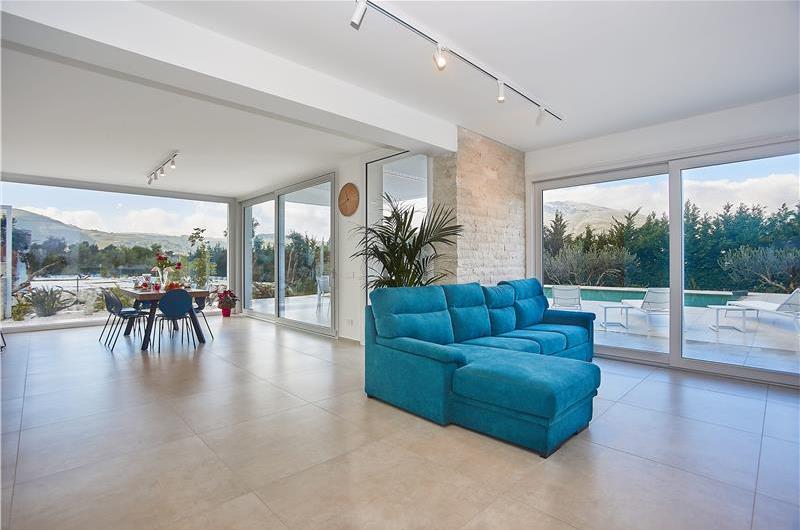 3 bedroom villa with infinity pool, jacuzzi & sauna, Castellammare del Golfo, sleeps 6