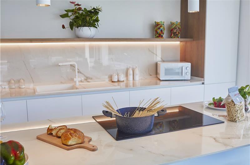 3 bedroom villa with infinity pool, jacuzzi & sauna, Castellammare del Golfo, sleeps 6