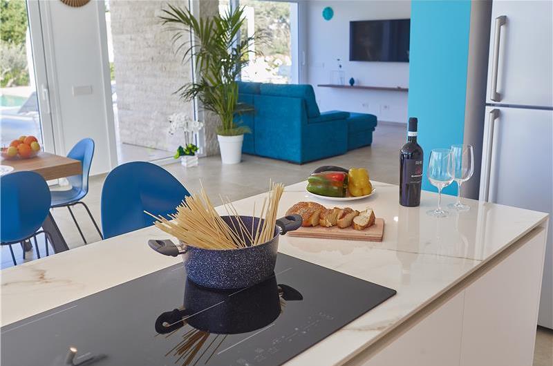 3 bedroom villa with infinity pool, jacuzzi & sauna, Castellammare del Golfo, sleeps 6