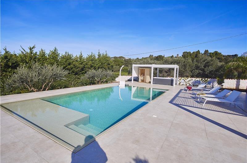 3 bedroom villa with infinity pool, jacuzzi & sauna, Castellammare del Golfo, sleeps 6