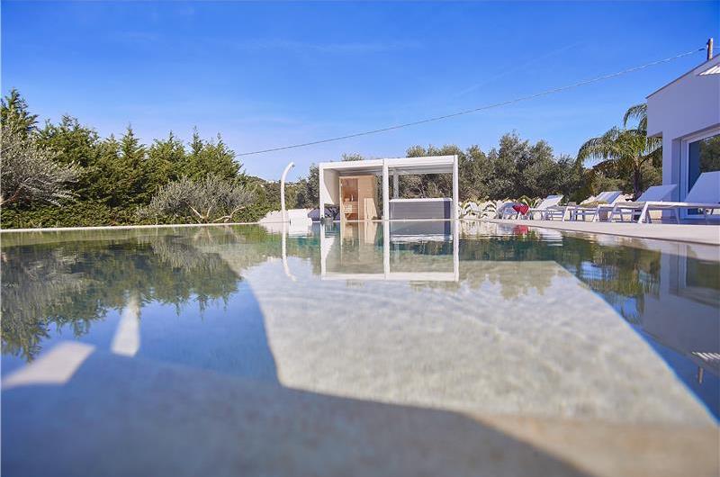 3 bedroom villa with infinity pool, jacuzzi & sauna, Castellammare del Golfo, sleeps 6