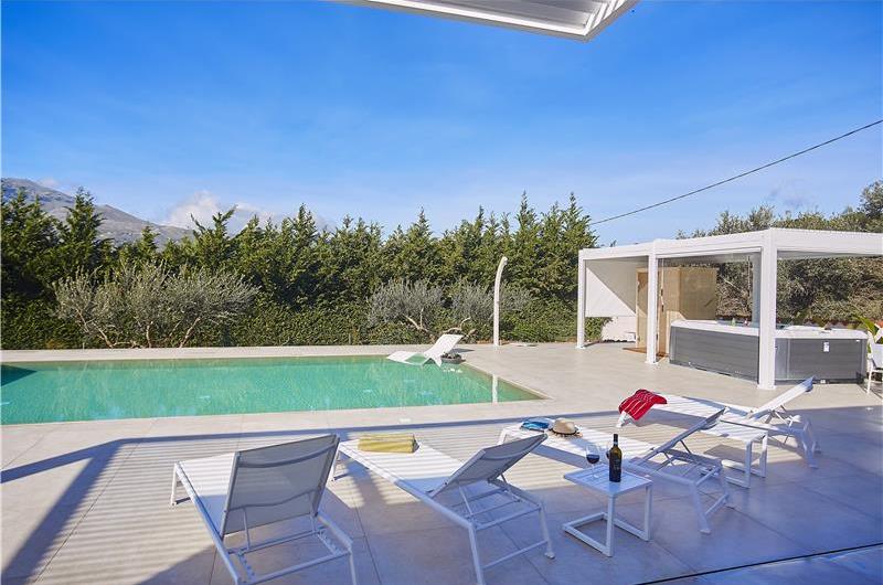 3 bedroom villa with infinity pool, jacuzzi & sauna, Castellammare del Golfo, sleeps 6