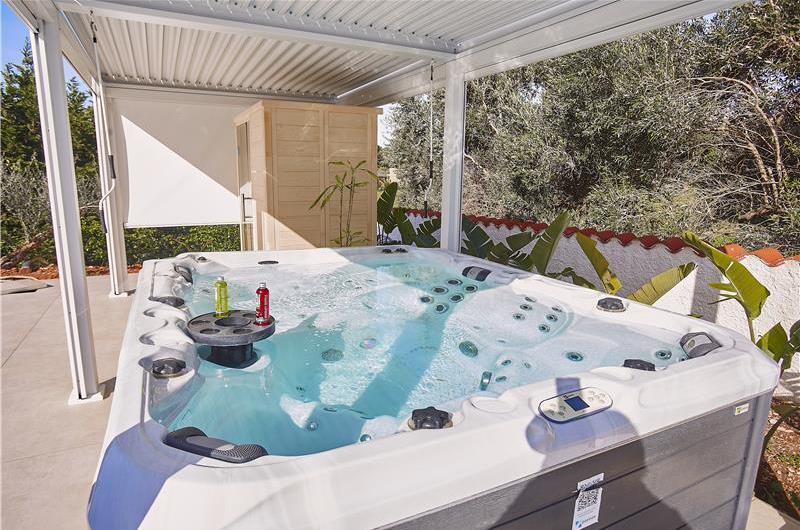 3 bedroom villa with infinity pool, jacuzzi & sauna, Castellammare del Golfo, sleeps 6