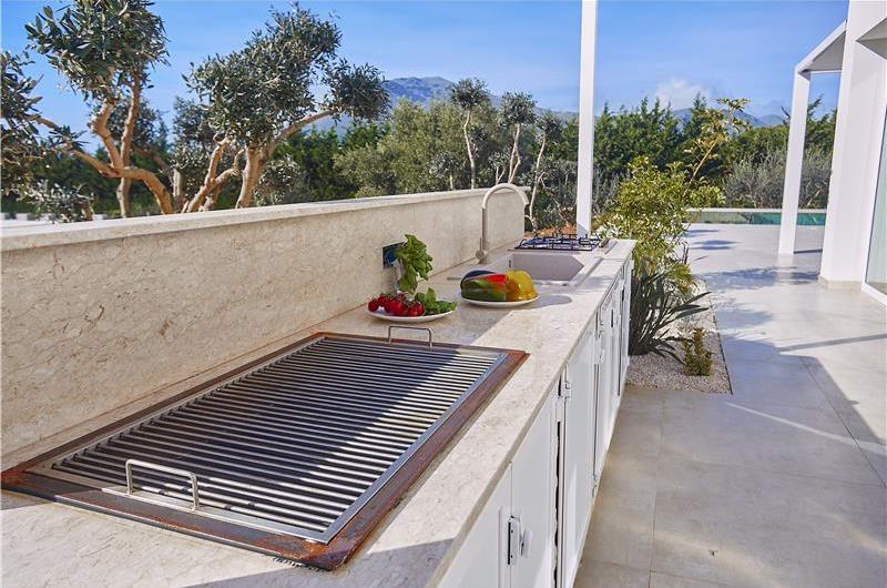 3 bedroom villa with infinity pool, jacuzzi & sauna, Castellammare del Golfo, sleeps 6