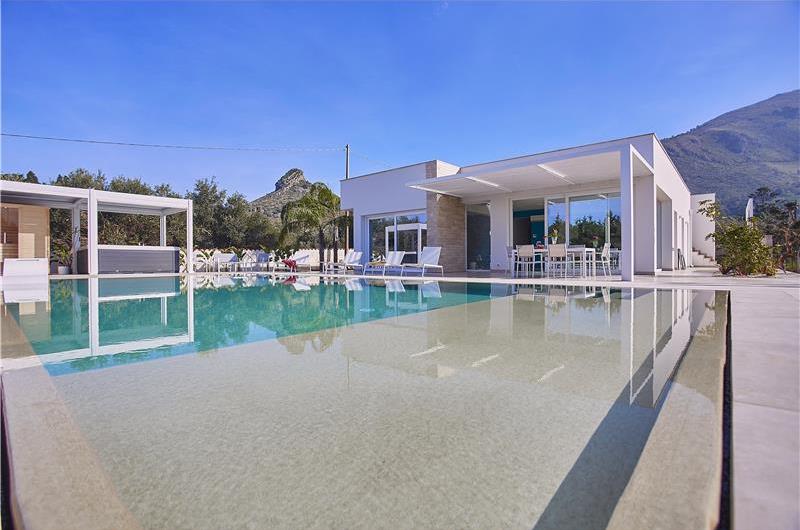 3 bedroom villa with infinity pool, jacuzzi & sauna, Castellammare del Golfo, sleeps 6