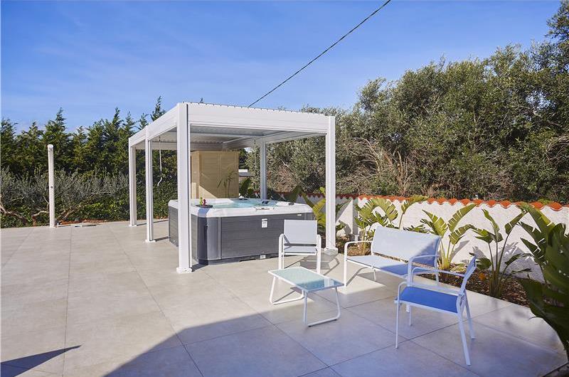 3 bedroom villa with infinity pool, jacuzzi & sauna, Castellammare del Golfo, sleeps 6