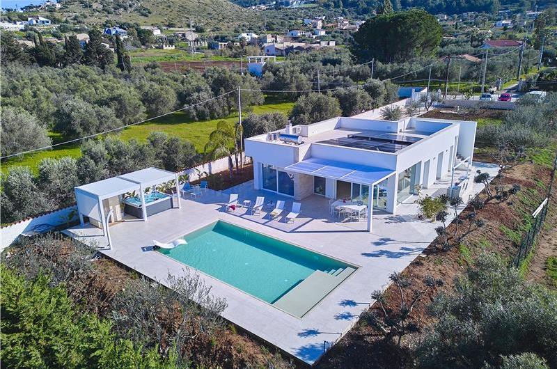 3 bedroom villa with infinity pool, jacuzzi & sauna, Castellammare del Golfo, sleeps 6