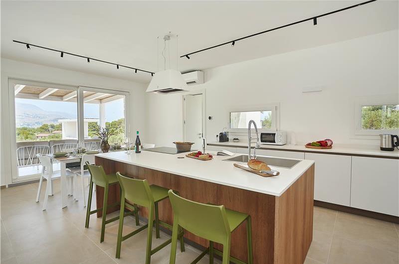 4 bedroom villa with pool, Castellammare del Golfo, sleeps 8-10