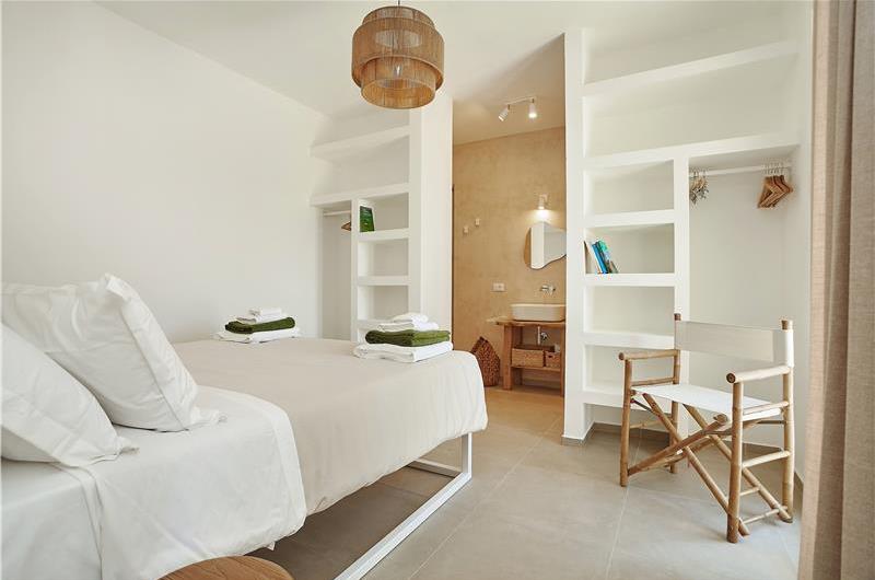 4 bedroom villa with pool, Castellammare del Golfo, sleeps 8-10