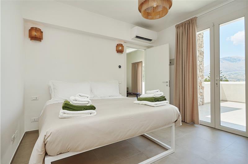 4 bedroom villa with pool, Castellammare del Golfo, sleeps 8-10