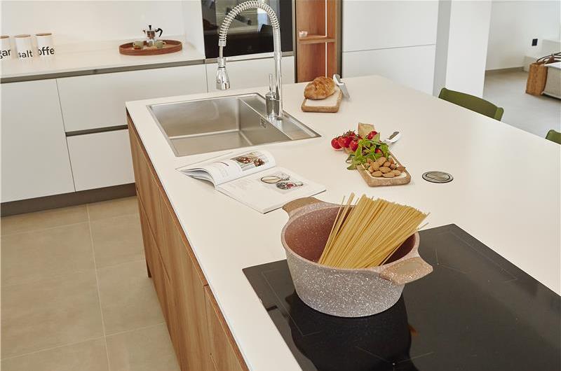 4 bedroom villa with pool, Castellammare del Golfo, sleeps 8-10