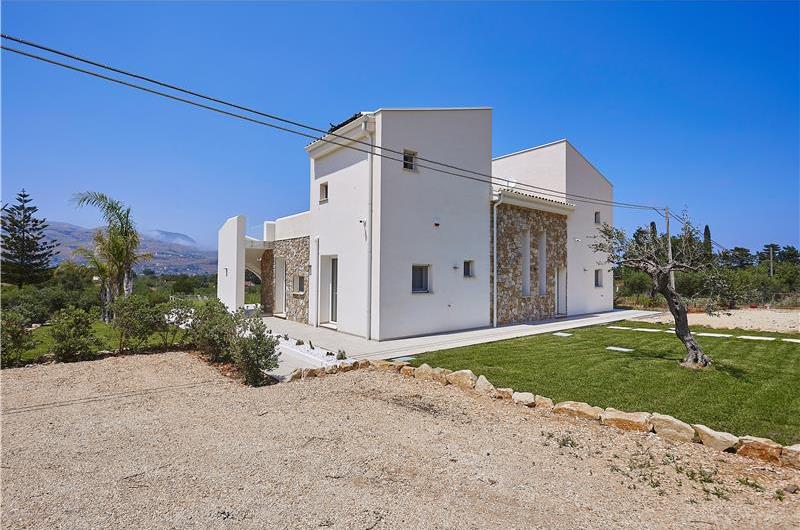 4 bedroom villa with pool, Castellammare del Golfo, sleeps 8-10