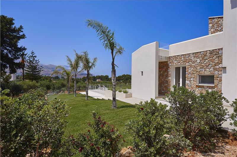 4 bedroom villa with pool, Castellammare del Golfo, sleeps 8-10