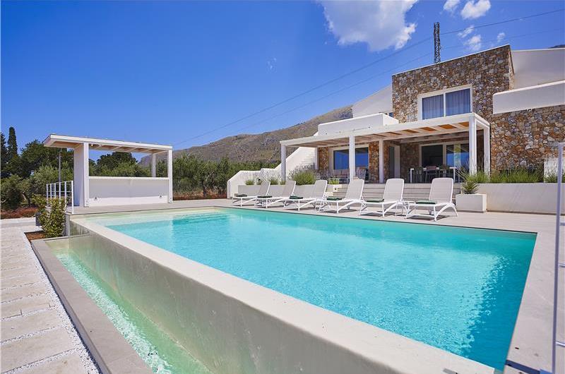 4 bedroom villa with pool, Castellammare del Golfo, sleeps 8-10