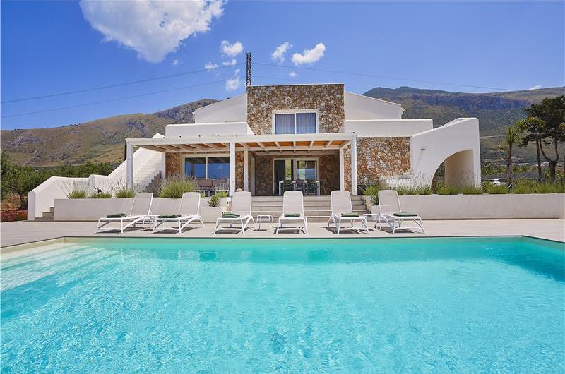 4 bedroom villa with pool, Castellammare del Golfo, sleeps 8-10