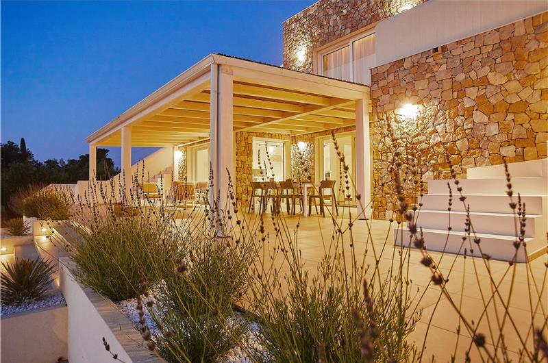 4 bedroom villa with pool, Castellammare del Golfo, sleeps 8-10