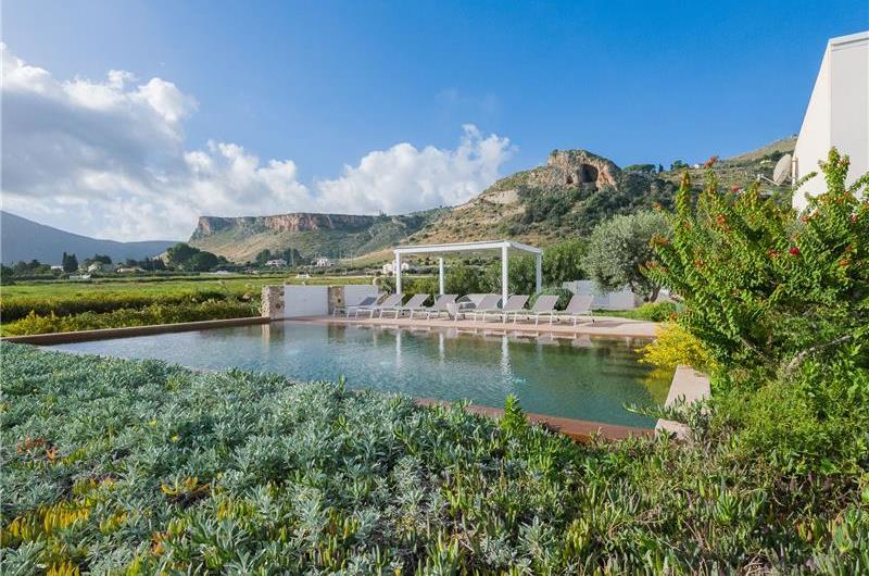 4 bedroom villa with infinity pool, Alcamo, sleeps 6-8