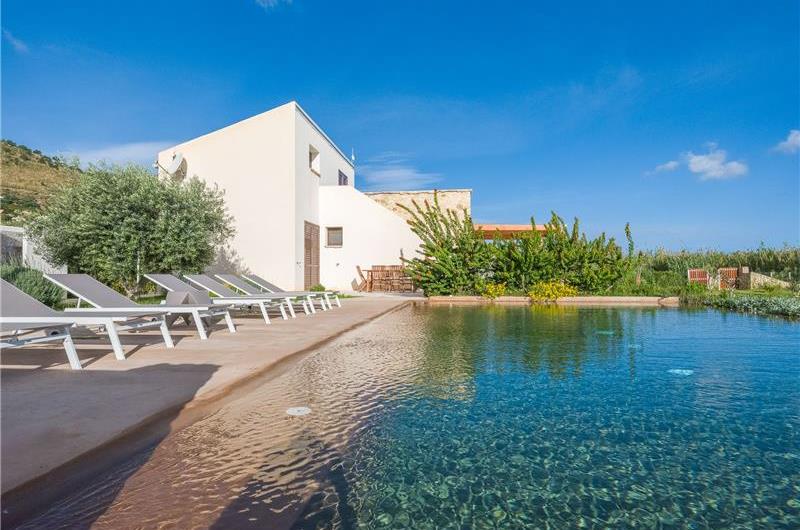 4 bedroom villa with infinity pool, Alcamo, sleeps 6-8