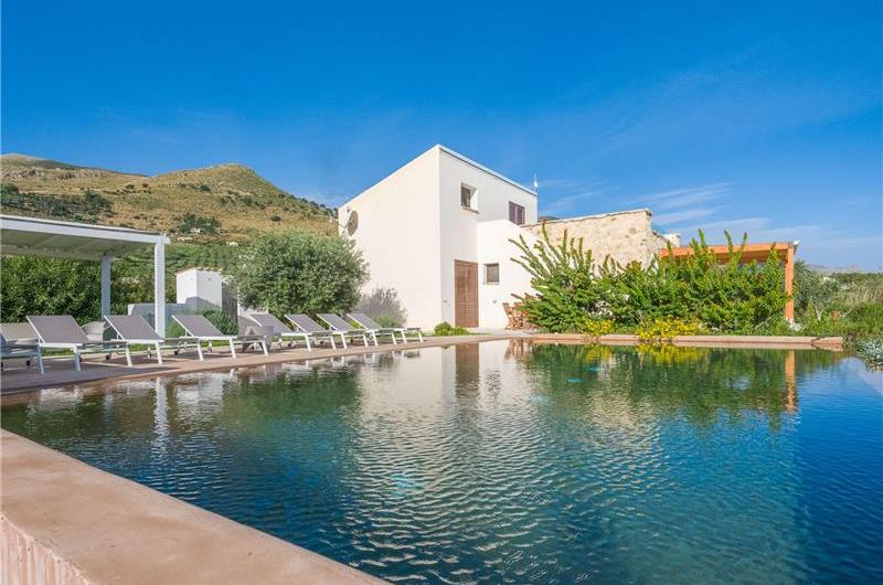 4 bedroom villa with infinity pool, Alcamo, sleeps 6-8