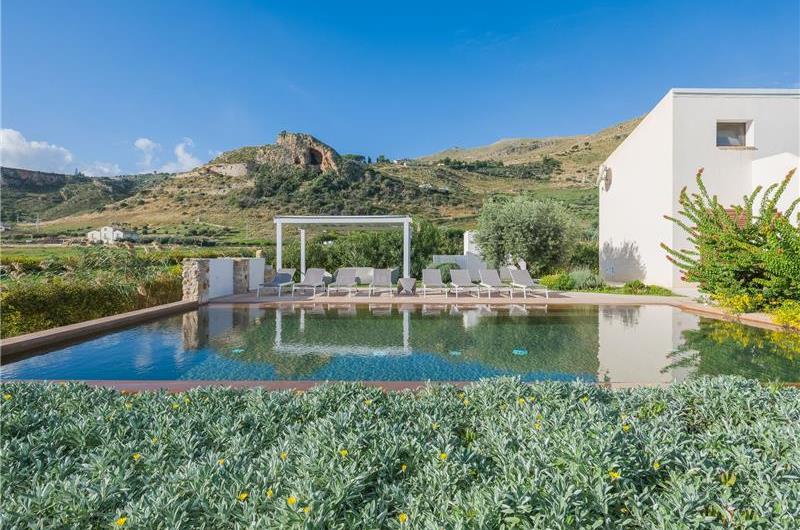 4 bedroom villa with infinity pool, Alcamo, sleeps 6-8