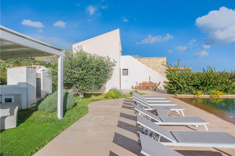 4 bedroom villa with infinity pool, Alcamo, sleeps 6-8