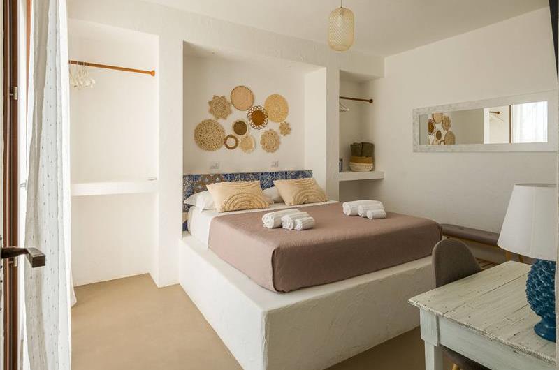 4 bedroom villa with infinity pool, Alcamo, sleeps 6-8