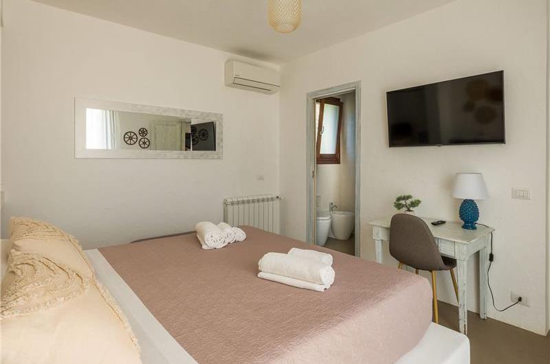 4 bedroom villa with infinity pool, Alcamo, sleeps 6-8