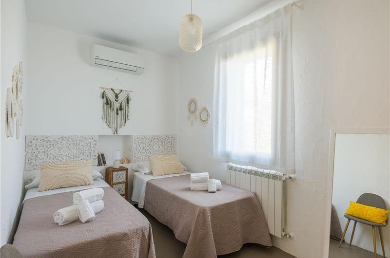 4 bedroom villa with infinity pool, Alcamo, sleeps 6-8